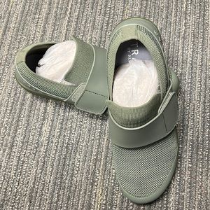 Alegria TRAQ Qwik Sneakers in moss green size 39 US SIZE 9